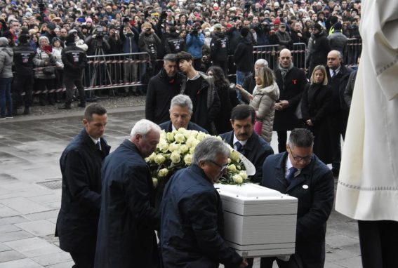 La bara di Giulia viene portata nella chiesa
