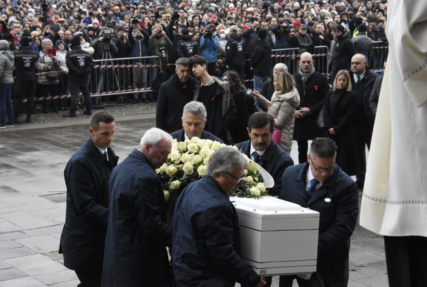 La bara di Giulia viene portata nella chiesa