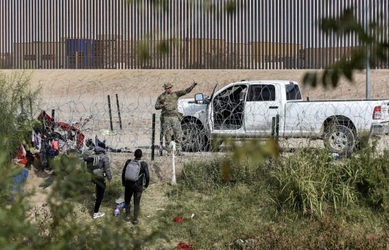 Centinaia di immigrati privi di documenti sono rimasti bloccati a Ciudad Juarez, in Messico, tra il Rio Grande e la recinzione.