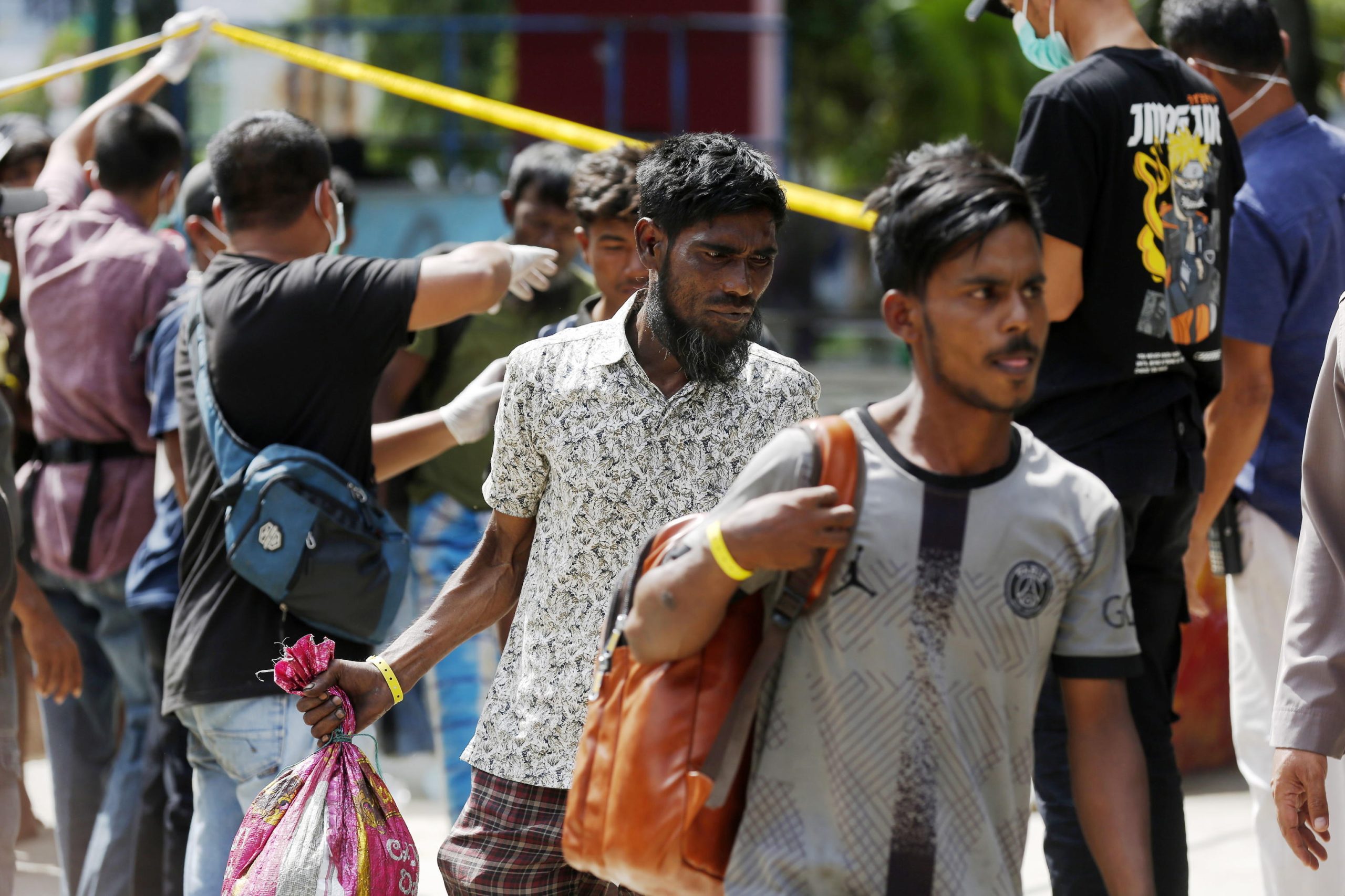 Rifugiati Rohingya pronti a partire per il rifugio temporaneo a Banda Acheh in Indonesia Rifugiati Rohingya pronti a partire per il rifugio temporaneo a Banda Acheh in Indonesia