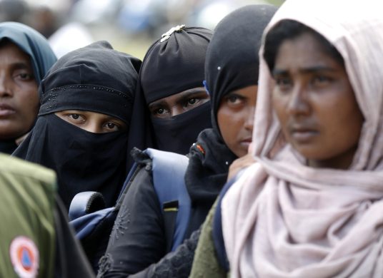 I rifugiati rohingya si preparano al trasferimento in un rifugio temporaneo a Banda Acheh, Indonesia I rifugiati rohingya si preparano al trasferimento in un rifugio temporaneo a Banda Acheh, Indonesia