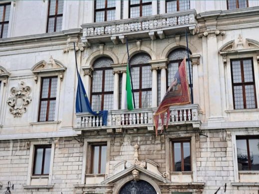Le bandiere della Regione Lazio a mezz'asta in segno di lutto
