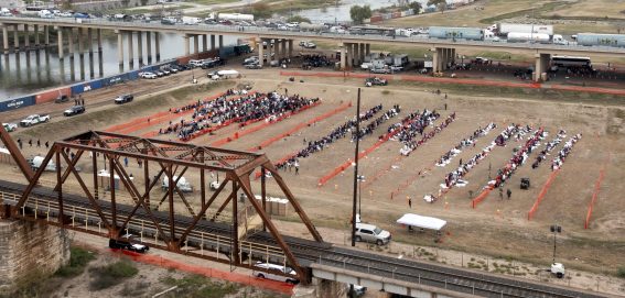 Fotografia dall'alto di migranti radunati allo Shelby Park di Eagle Pass, Texas, USA,