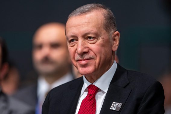 Il presidente turco Recep Tayyip Erdogan, che subito dopo il disastro assicurò che il governo avrebbe ricostruito le case distrutte dal sisma Il presidente turco Recep Tayyip Erdogan, che subito dopo il disastro assicurò che il governo avrebbe ricostruito le case distrutte dal sisma
