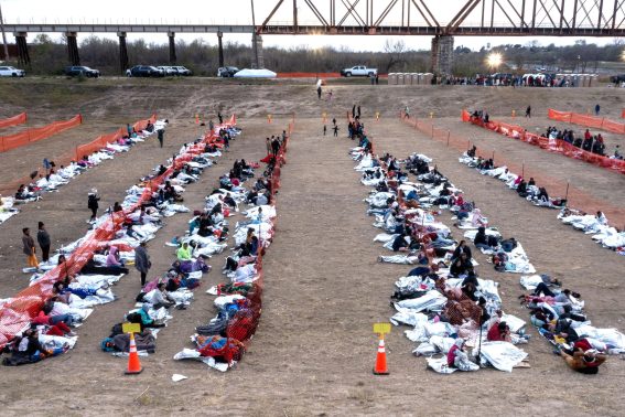 File di migranti riuniti allo Shelby Park di Eagle Pass, Texas, USA