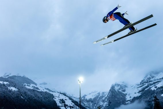 La canadese Alexandria Loutitt viene fotografata durante il salto con gli sci nella FIS Ski Jumping World Cup