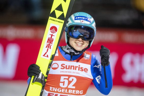 La reazione soddisfatta dell'atleta giapponese Yuki Ito dopo il salto nella FIS Ski Juping World Cup