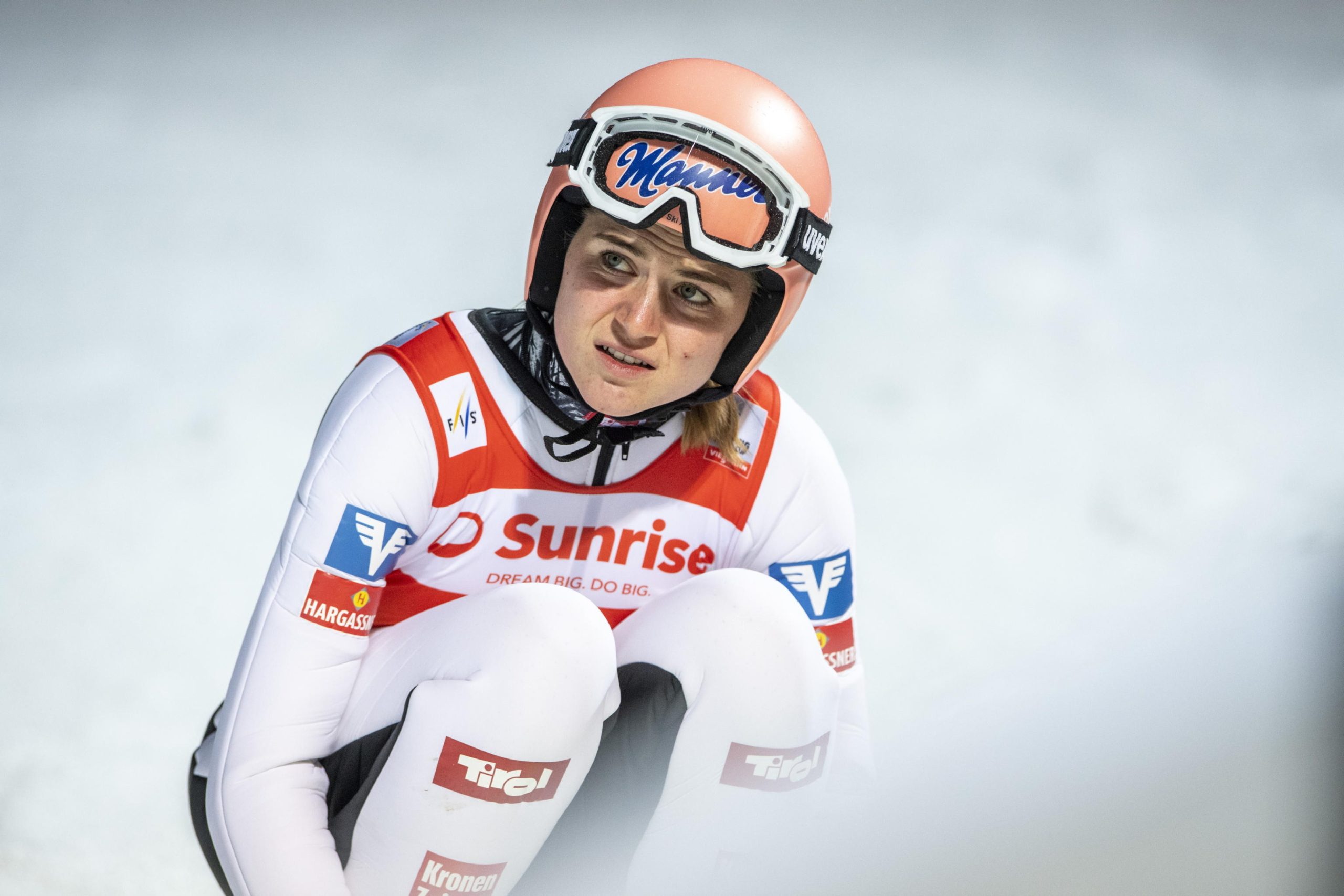 La reazione dell'austriaca Marita Kramer dopo il salto compiuto durante la Coppa del Mondo di salto con gli sci in Svizzera