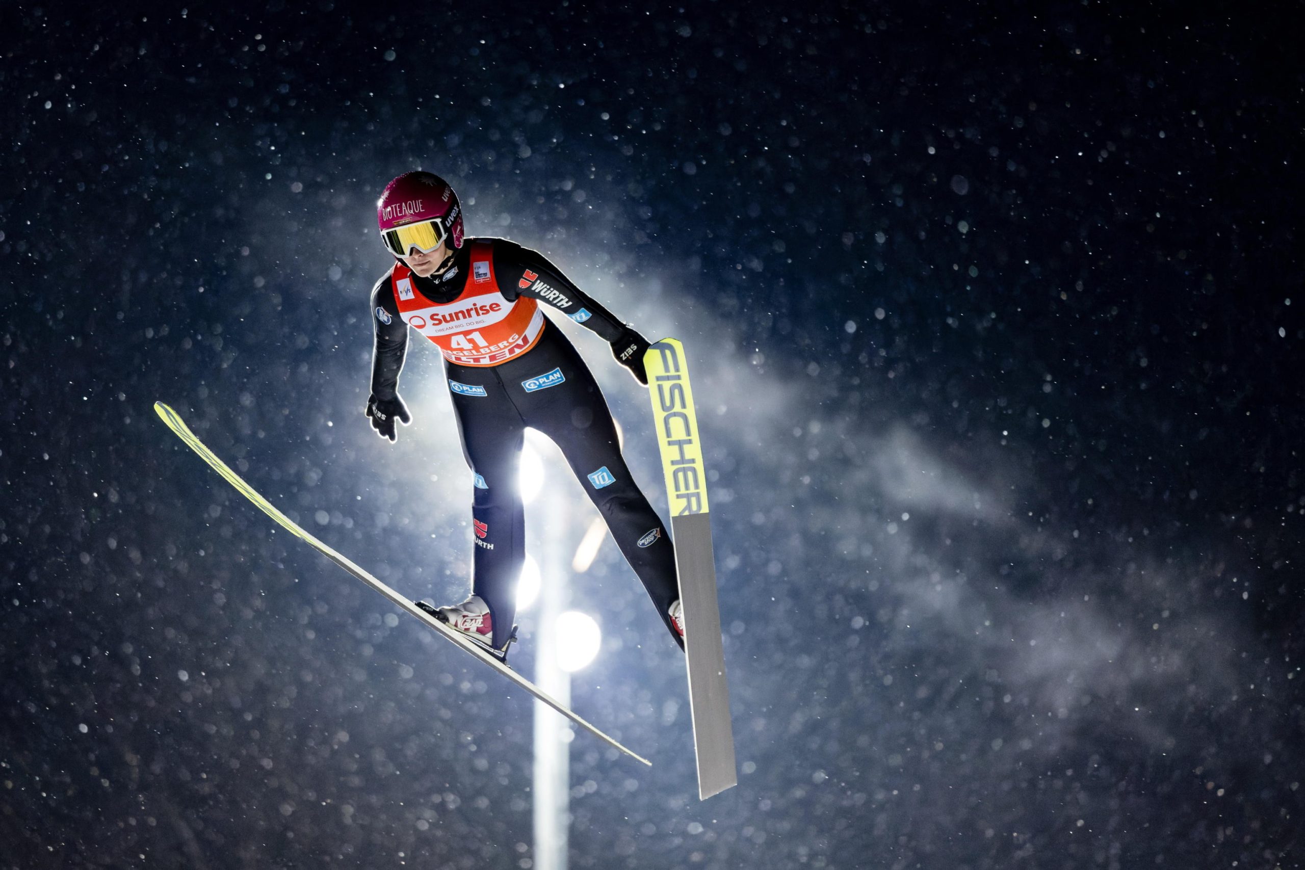 La tedesca Anna Rupprecht durante il salto nella competizione FIS Ski Jumping World Cup