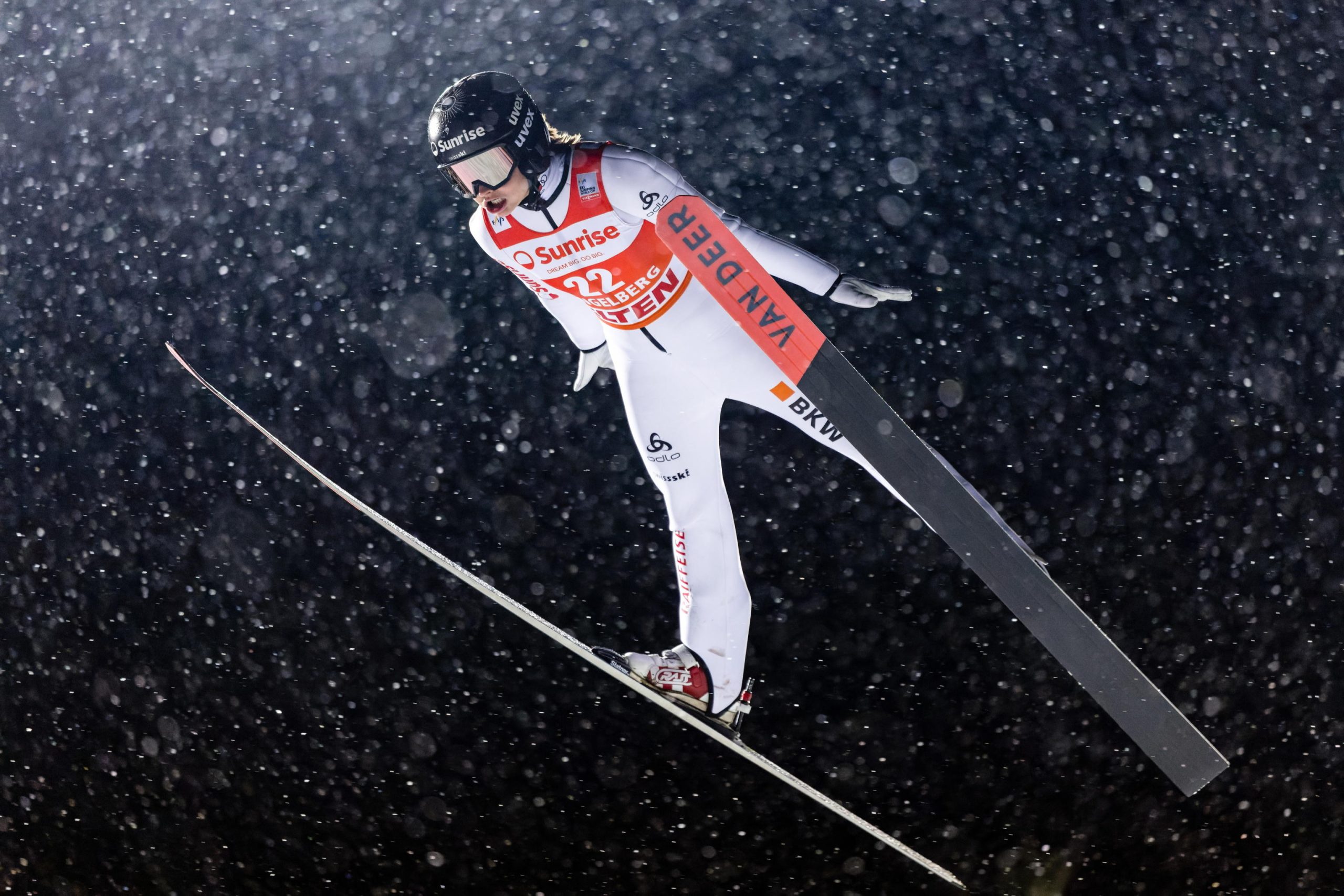Lo spettacolare salto della svizzera Sina Arnet durante il Large Hill durante la Coppa del Mondo