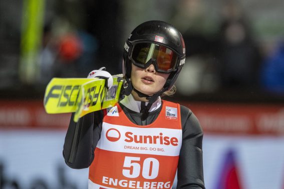La norvegese Anna Odine Stroem dopo l'esecuzione del salto alla FIS Ski Jumping World Cup con gli sci in spalla