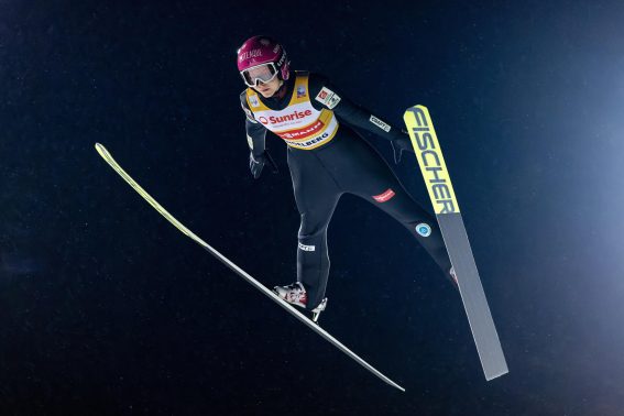 La francese Josephine Pagnier durante il salto con gli sci al FIS Ski Jumping World Cup