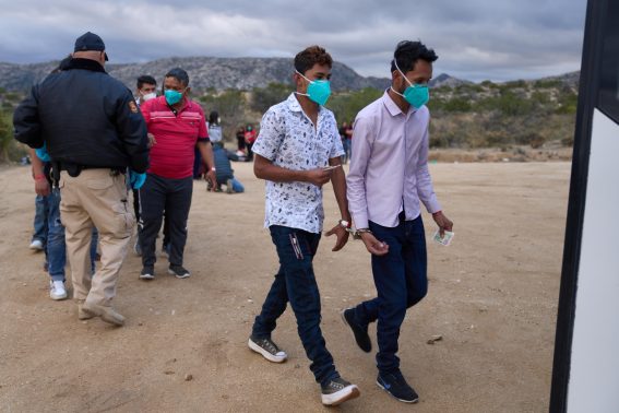 I migranti vengono ammanettati e fatti salire su autobus per il trasporto a Jacumba I migranti vengono ammanettati e fatti salire su autobus per il trasporto a Jacumba