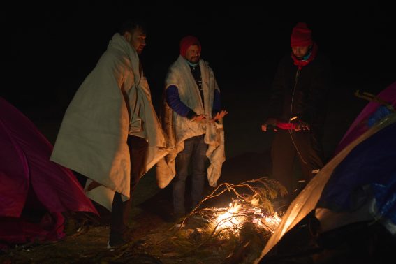 Molti dei migranti, a causa del crollo delle temperature, cercano di riscaldarsi nel miglior modo possibile con coperte e falò Molti dei migranti, a causa del crollo delle temperature, cercano di riscaldarsi nel miglior modo possibile con coperte e falò