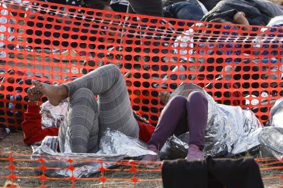 due migranti sdraiati mentre aspettano di salire su un autobus a Shelby Park a Eagle Pass, Texas, USA due migranti sdraiati mentre aspettano di salire su un autobus a Shelby Park a Eagle Pass, Texas, USA
