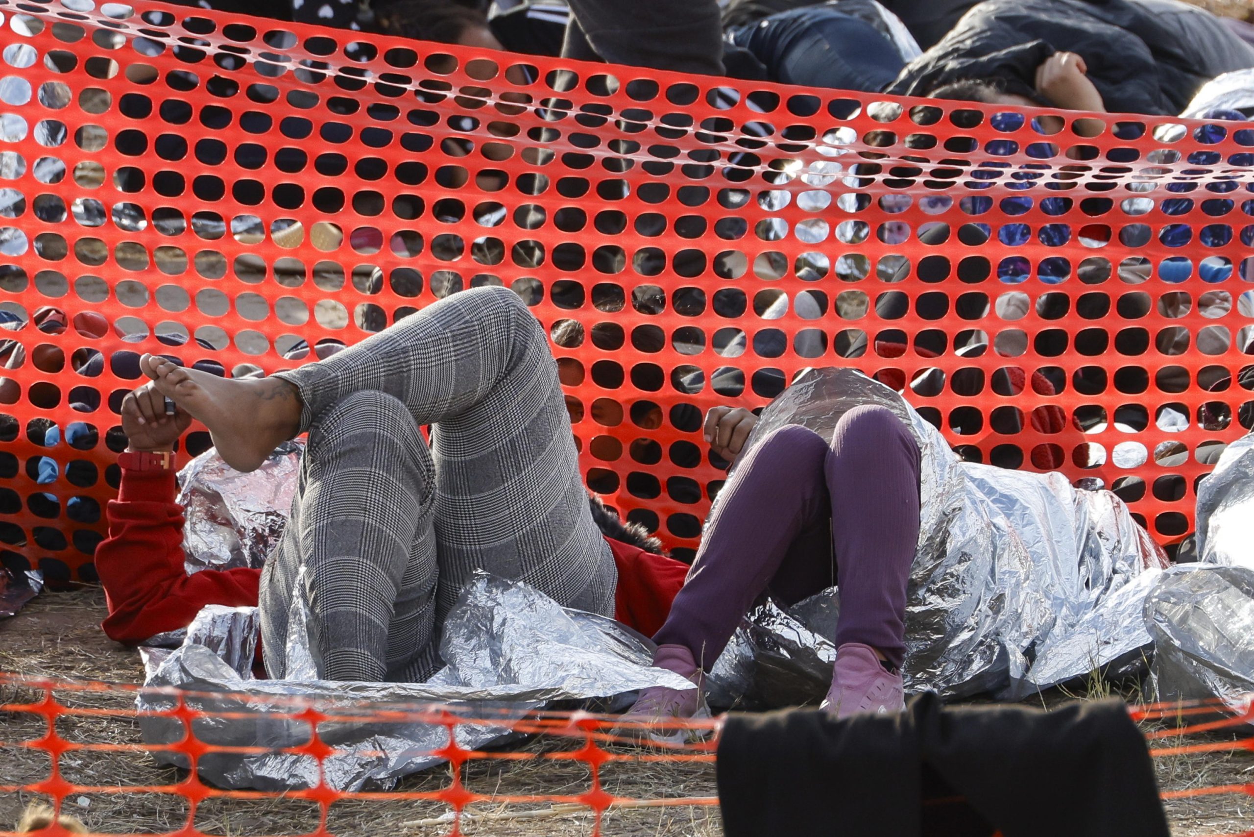 due migranti sdraiati mentre aspettano di salire su un autobus a Shelby Park a Eagle Pass, Texas, USA due migranti sdraiati mentre aspettano di salire su un autobus a Shelby Park a Eagle Pass, Texas, USA