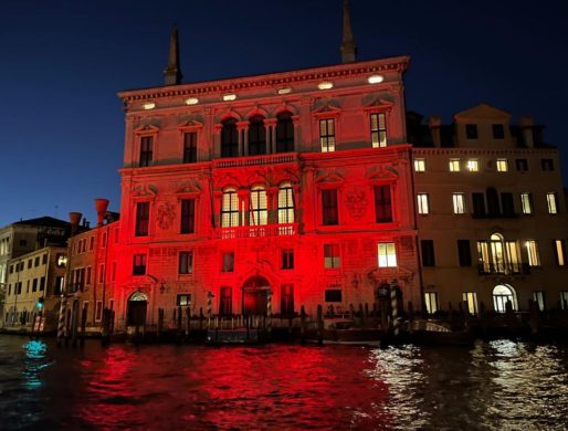 Palazzo Balbi, sede della Giunta regionale, è stato anche illuminato di rosso tutta la notte