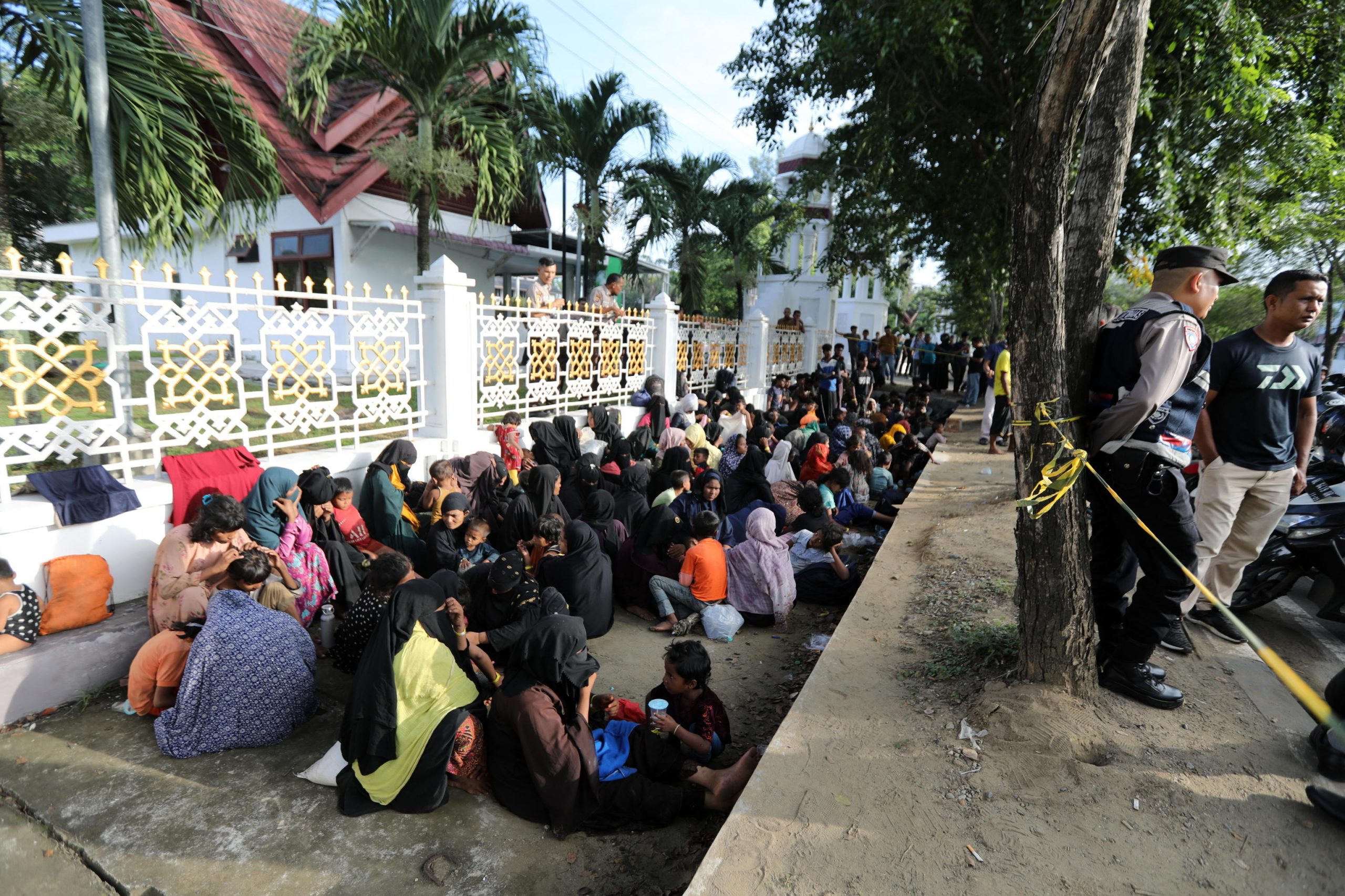 Rifugiati Rohingya si riparano davanti all'ufficio del governatore di Aceh a Banda Aceh, Indonesia