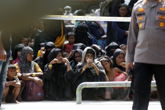 L'attesa dei rifugiati Rohingya prima della partenza nel ricovero provvisorio di Banda Acheh in Indonesia