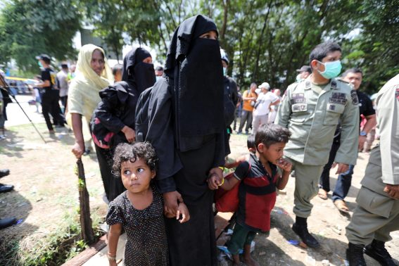 Tra i rifugiati Rohingya una mamma attende con i suoi figli di partire