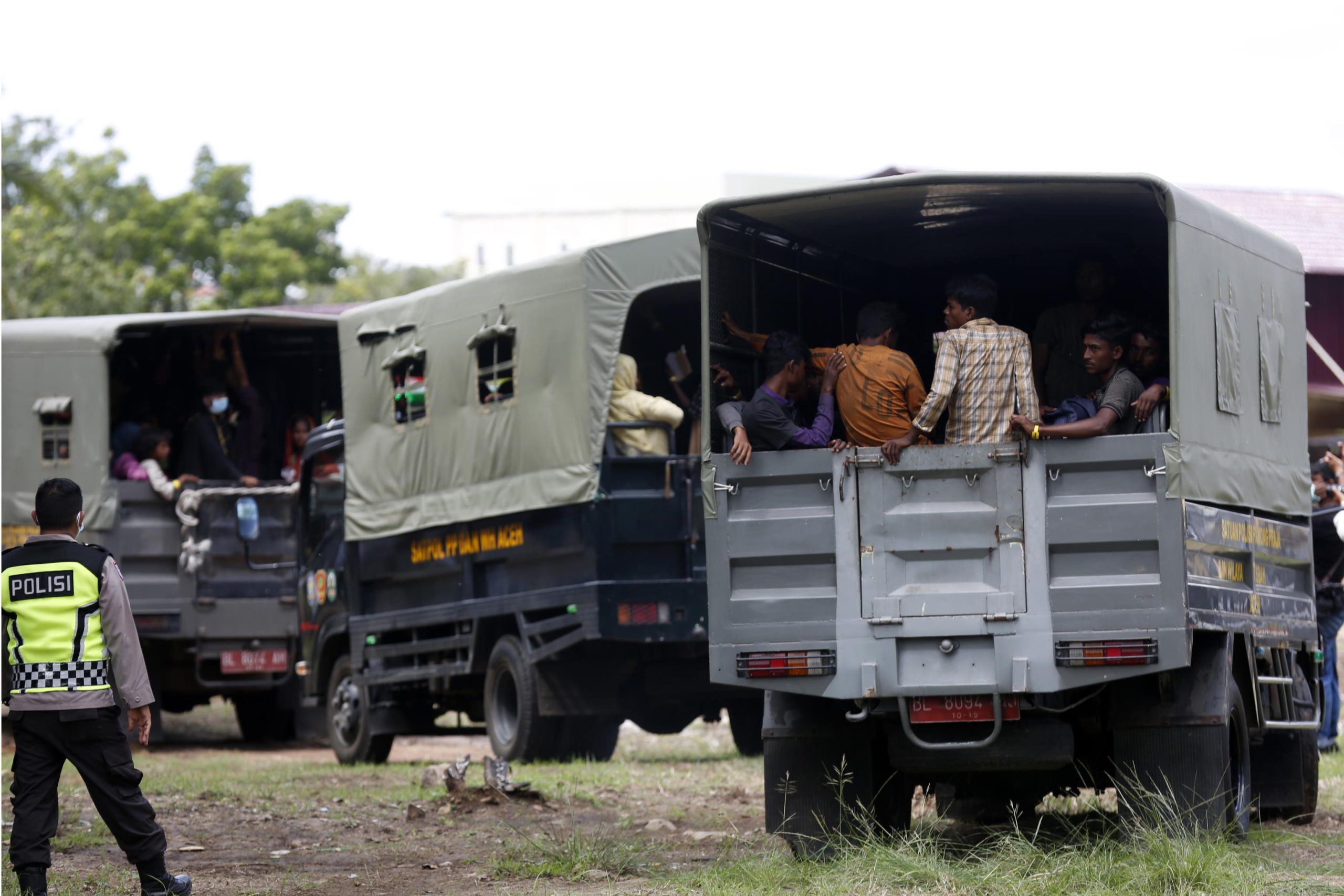 Rifugiati Rohingya sui furgoni in partenza