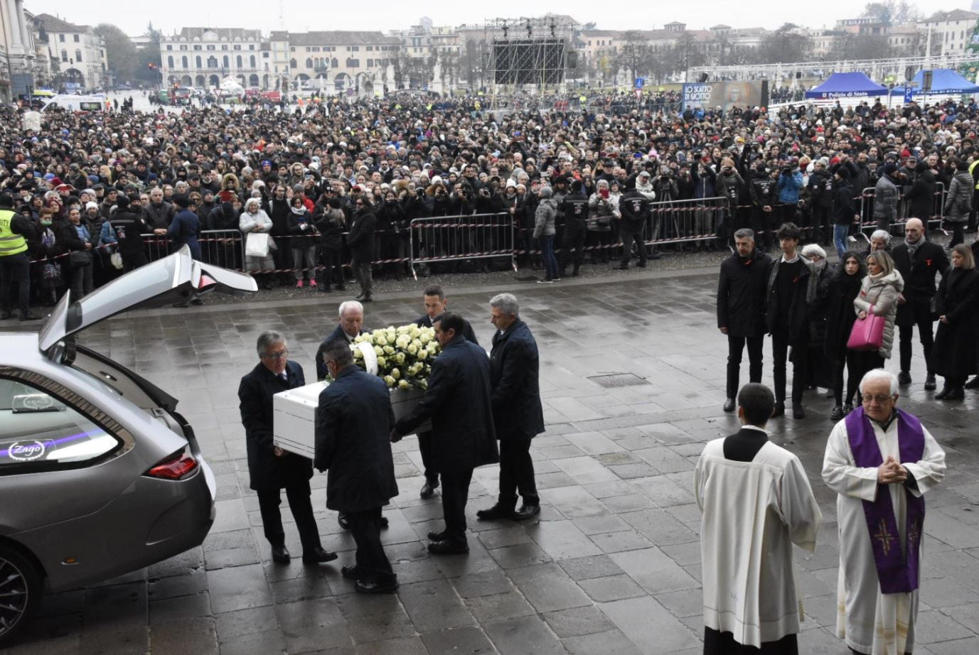La bara di Giulia posizionata in macchina per il trasferimento al cimitero di Saonara, dove riposerà vicino alla madre, scomparsa un anno fa