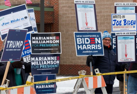 Cartelli con i nomi dei politici candidati per le elezioni 2024 di fronte ad un seggio elettorale alla Winnacunnet High School