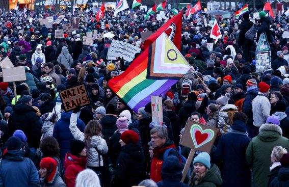Secondo gli organizzatori in piazza si sono ritrovate almeno 60mila persone Secondo gli organizzatori in piazza si sono ritrovate almeno 60mila persone