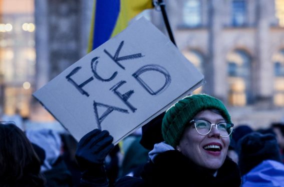 Una partecipante al corteo di Berlino lo scorso 21 gennaio 2024 Una partecipante al corteo di Berlino lo scorso 21 gennaio 2024