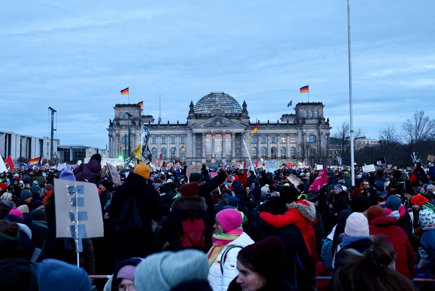 Alcuni manifestanti riuniti davanti al Bundestag, il Parlamento tedesco