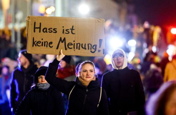 Una manifestante durante un momento della protesta a Berlino