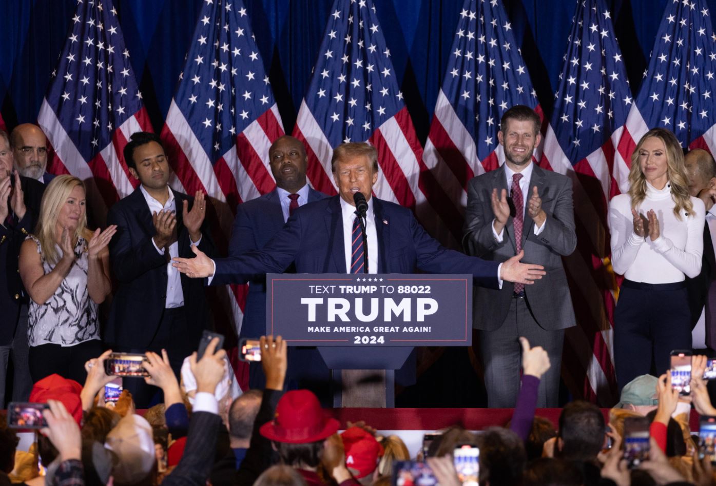 L'ex presidente Usa Donald Trump pronuncia a Nashua il discorso della vittoria dopo aver vinto in New Hampshire