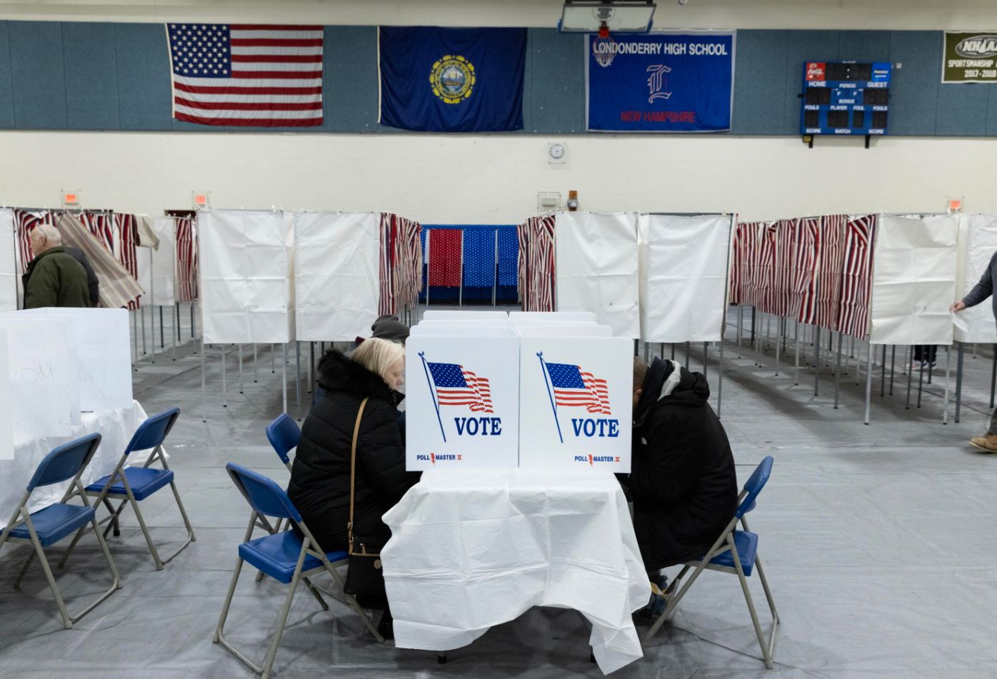 Elettori seduti a votare nella palestra della Londonderry High School in New Hampshire