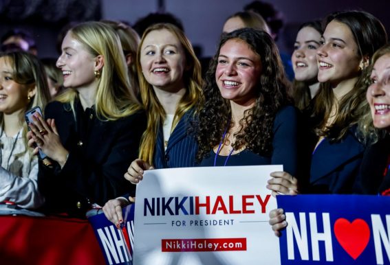 Gli elettori di Nikki Haley riuniti al Grappone Conference Center di Concord
