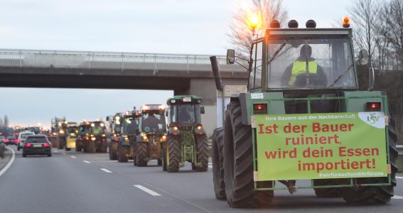 Trattori sull'autostrada A65. Il cartello recita: "Contadino rovinato, cibo importato!" Trattori sull'autostrada A65. Il cartello recita: "Contadino rovinato, cibo importato!"