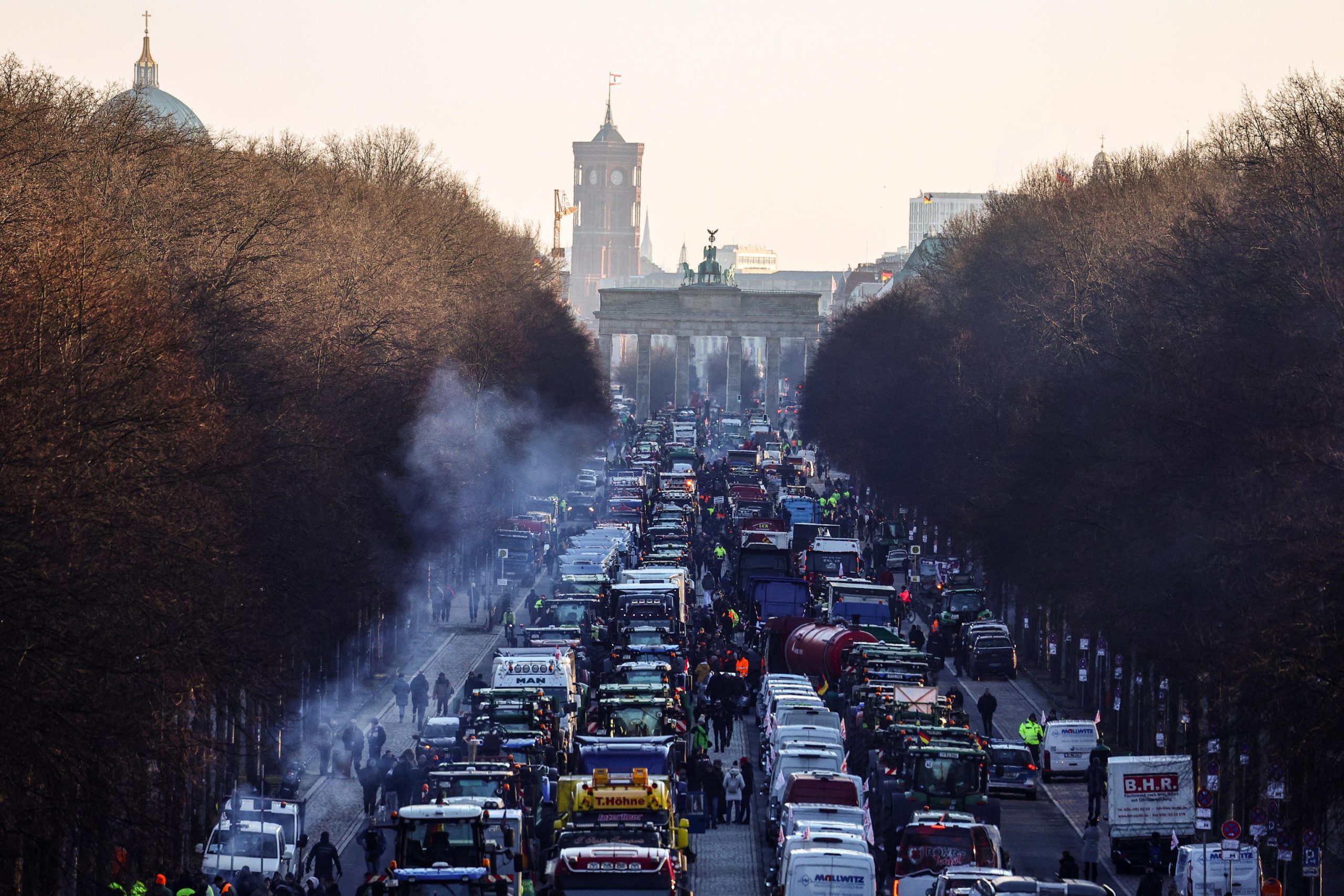 Una lunga fila di veicoli agricoli blocca il viale 17 giugno, a Berlino.