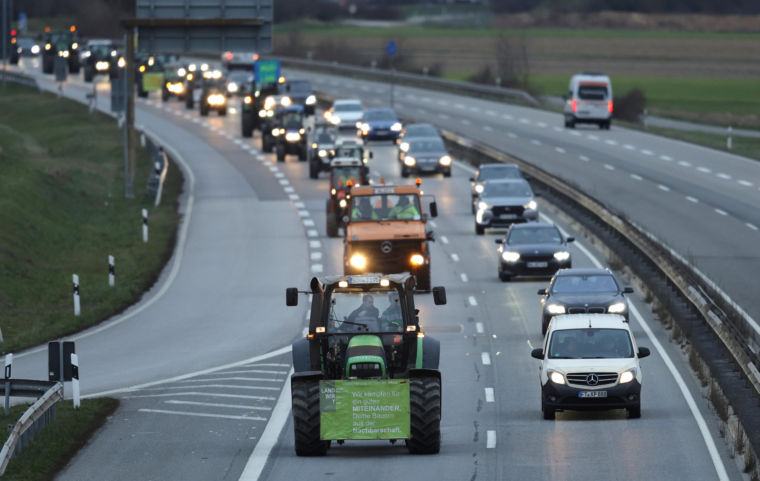 Una fila di trattori e altri mezzi lungo l'autostrada vicino Neustadt in Renania.