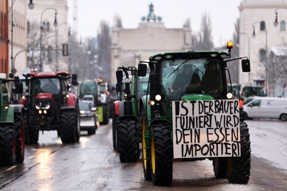Alcuni mezzi agricoli bloccano la circolazione stradale a Monaco.
