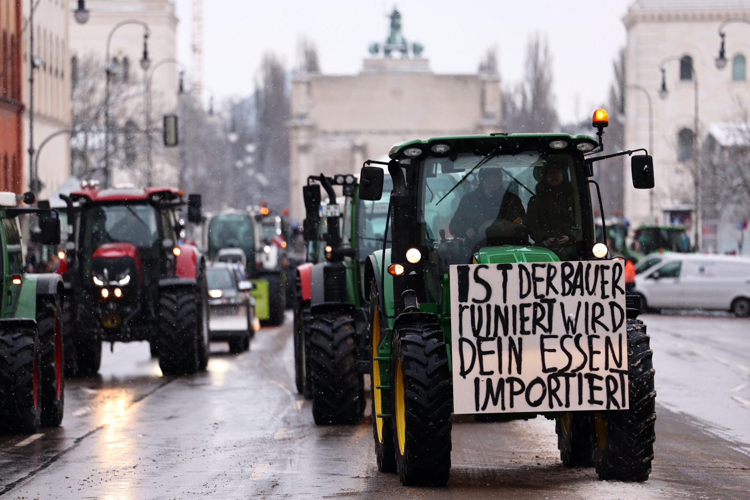 Alcuni mezzi agricoli bloccano la circolazione stradale a Monaco. Alcuni mezzi agricoli bloccano la circolazione stradale a Monaco.