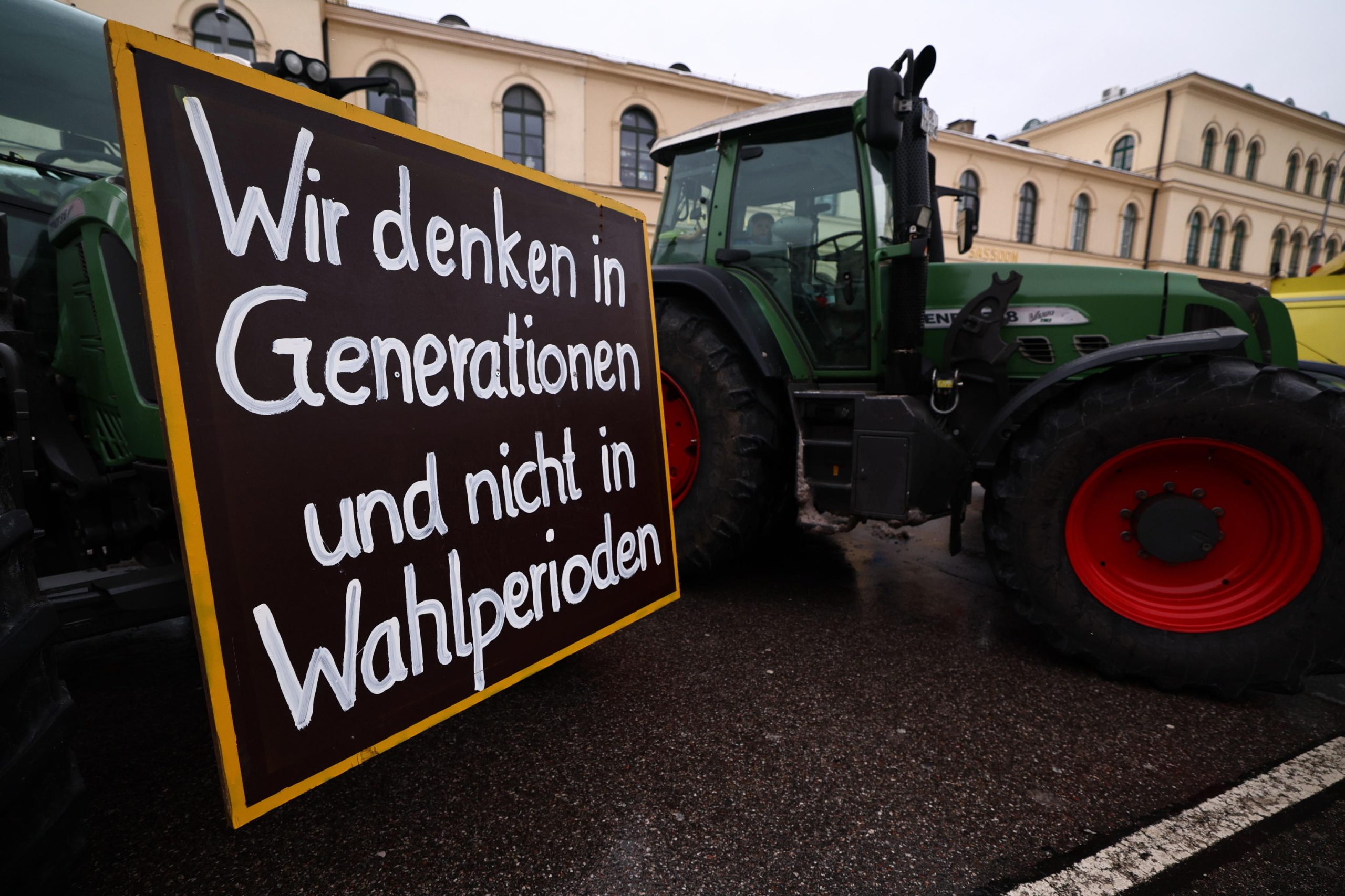 Trattore fermo vicino alla scritta: "Noi pensiamo in generazioni, non per le elezioni"
