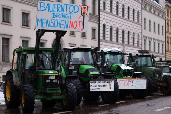 Alcuni trattori a Monaco. I cartelli recitano slogan contro il governo "semaforo".