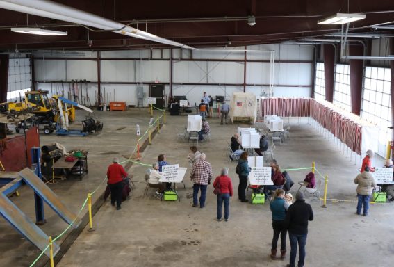 Persone votano in un seggio elettorale in una fabbrica a Littleton