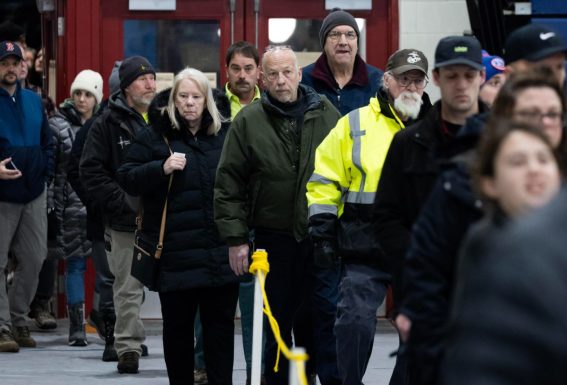 Gli elettori aspettano in fila di ottenere una scheda nel centro elettorale della Londonderry High School