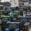 Gli agricoltori bloccano l'uscita di Bourges sull'autostrada A71 | Foto Ansa