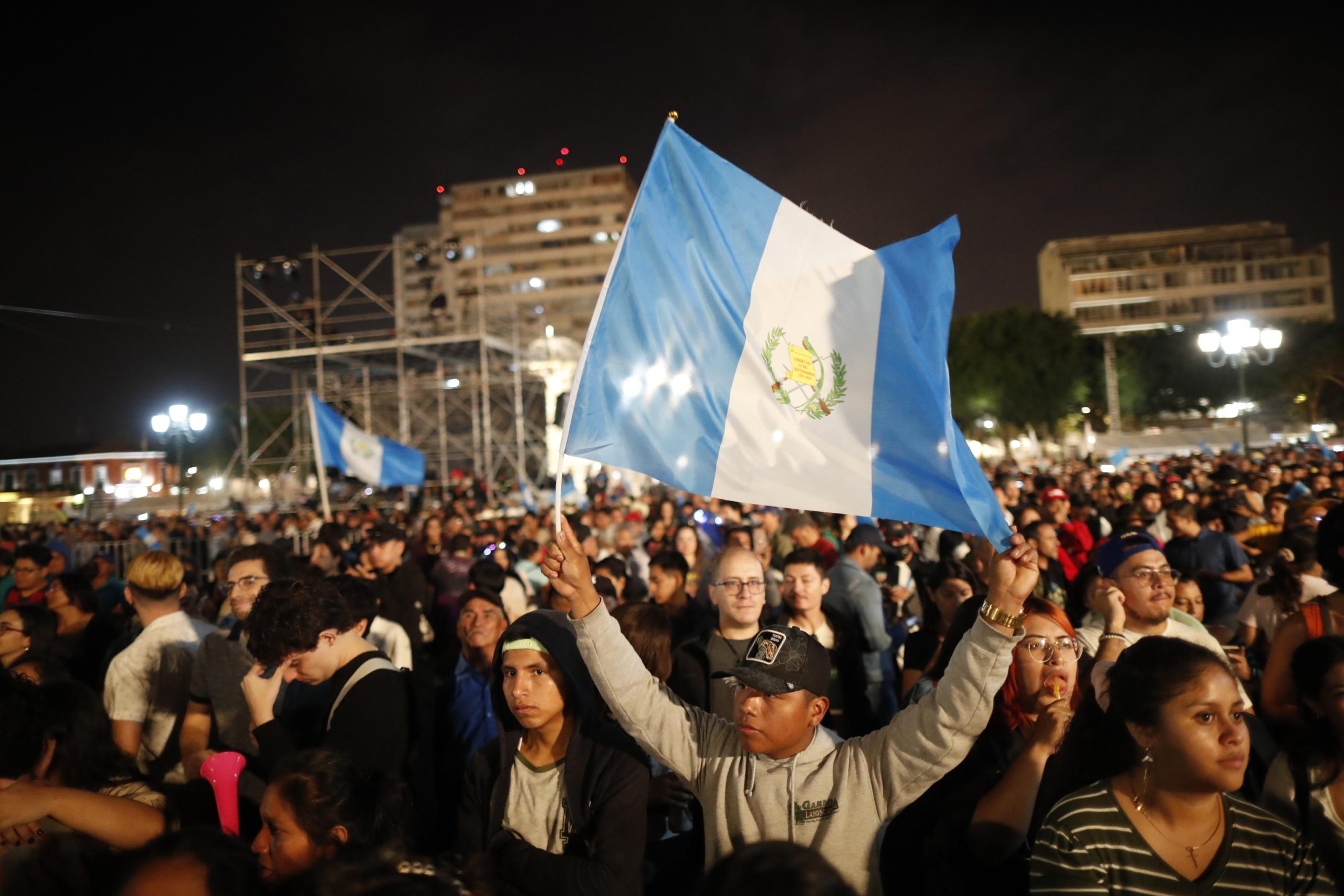 La popolazione si è riunita nella Plaza de la Constitucion in attesa della cerimonia di investitura presidenziale sventolando le bandiere nazionali.