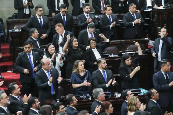 I deputati festeggiano dopo aver prestato giuramento nella Camera del Congresso