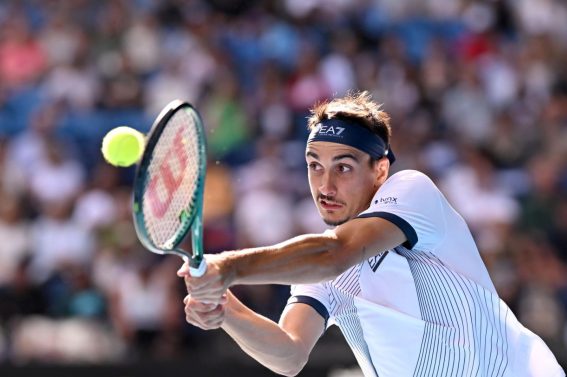 Lorenzo Sonego in azione contro lo spagnolo Carlos Alcaraz Lorenzo Sonego in azione contro lo spagnolo Carlos Alcaraz