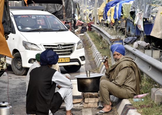 Agricoltori che cucinano con un pentolone e un fornello improvvisato