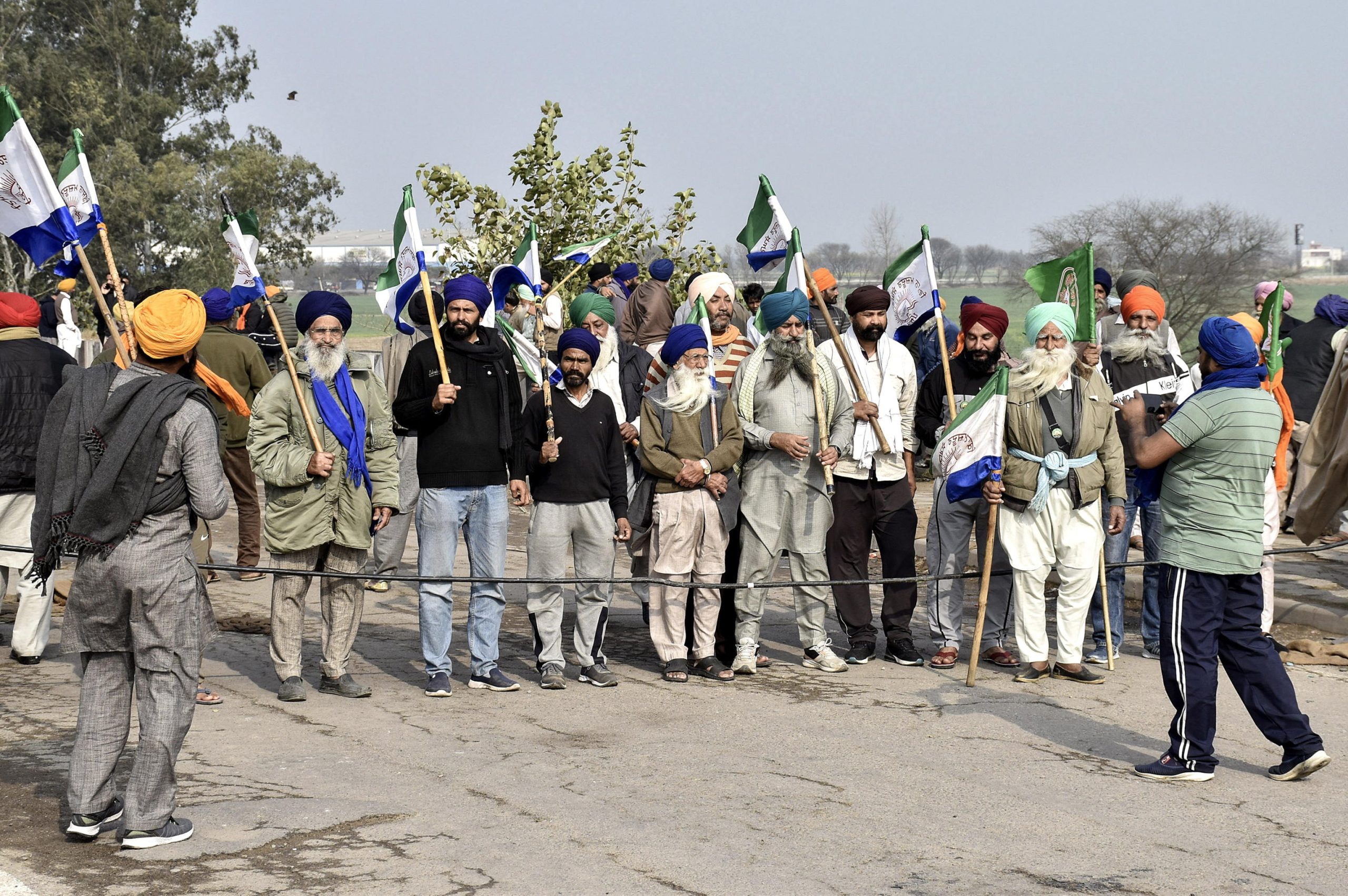 Alcuni agricoltori in protesta oggi, in attesa di riprendere la marcia verso la capitale Nuova Delhi
