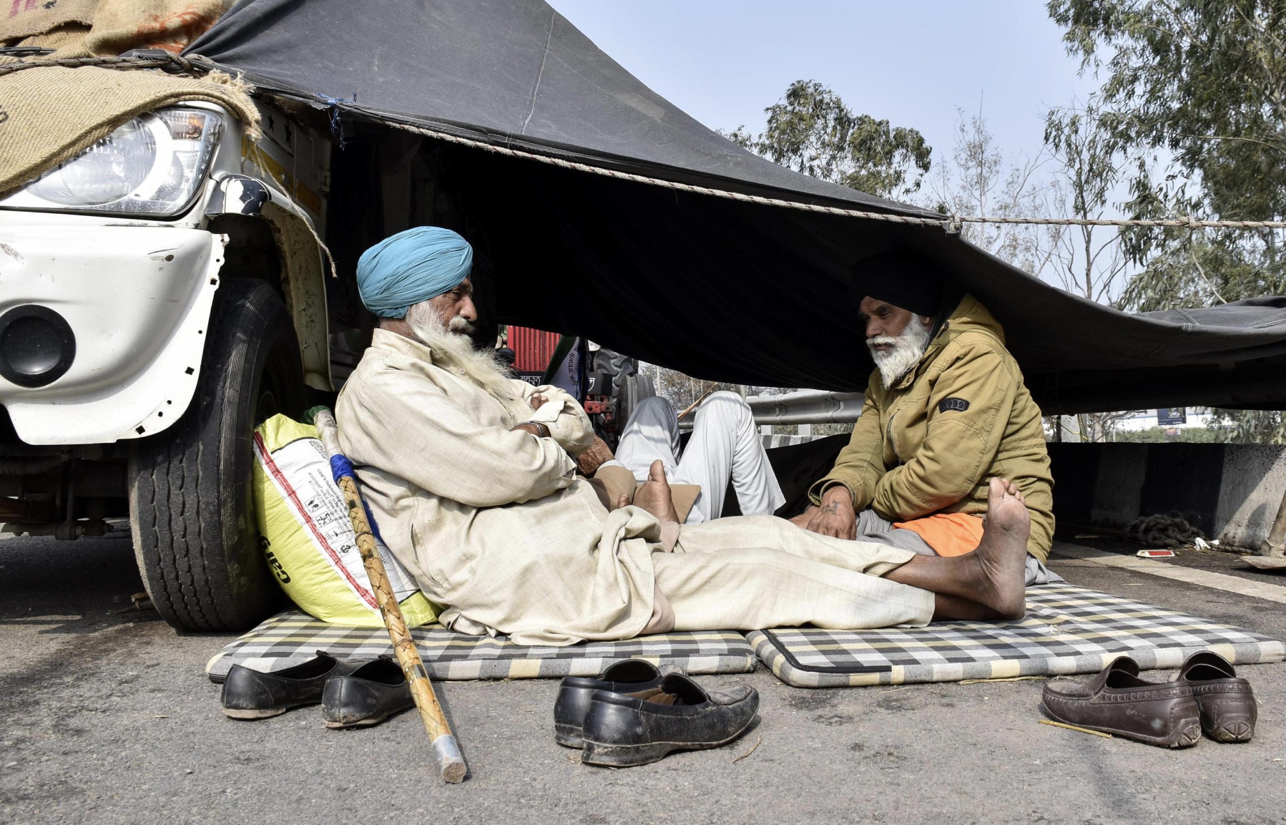 Un accampamento di fortuna degli agricoltori. I segni della fatica iniziano a farsi vedere